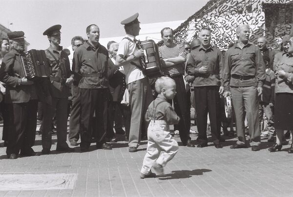 Дети увлеченно наблюдали за взрослыми и с удовольствием бросались в танцы. - Sputnik Беларусь