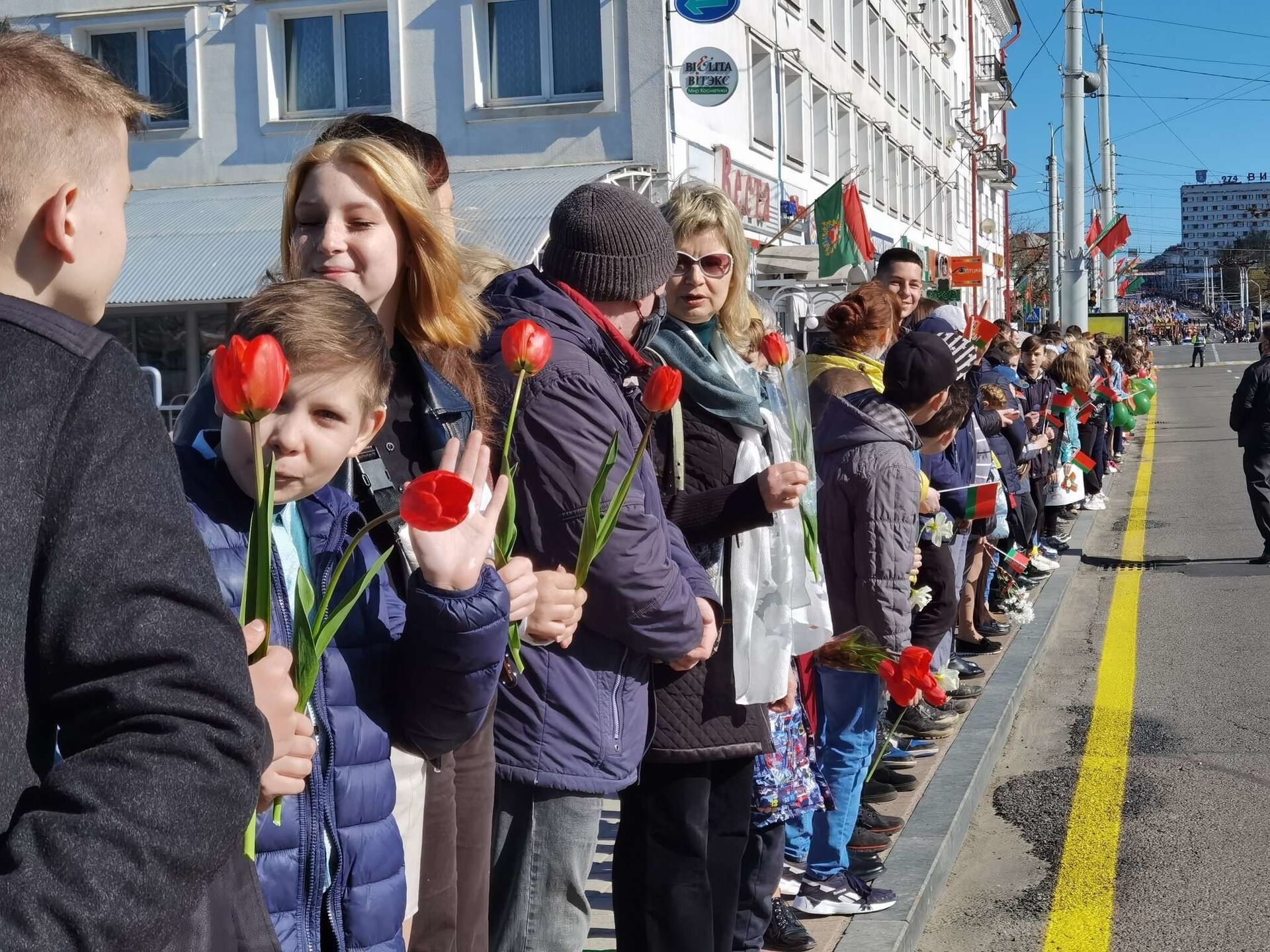 Праздничную колонну в Витебске приветствовали молодые люди с цветами - Sputnik Беларусь, 1920, 29.06.2021