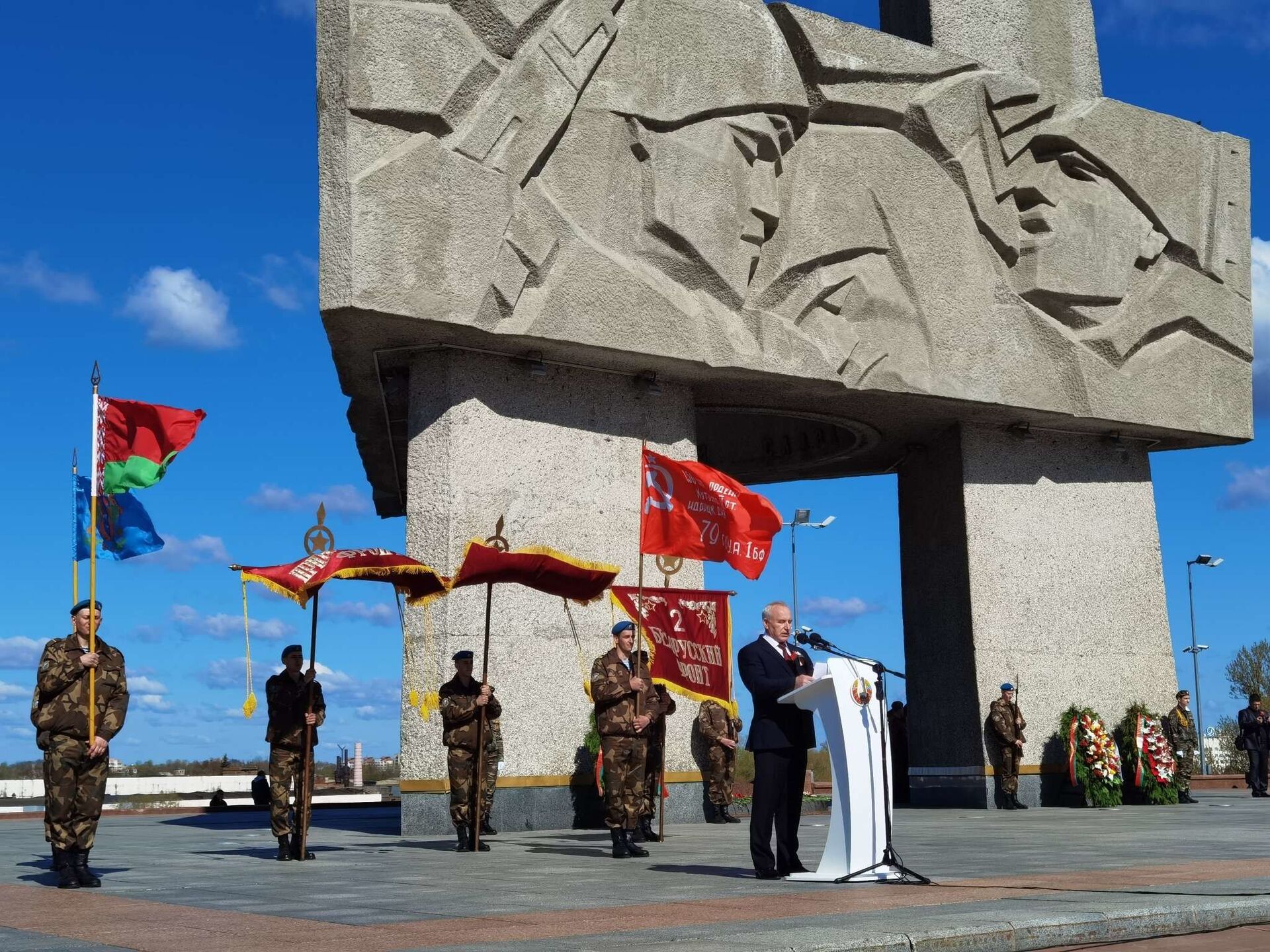 У монумента советским воинам, партизанам и подпольщикам Три штыка состоялись возложение цветов и праздничный митинг - Sputnik Беларусь, 1920, 29.06.2021