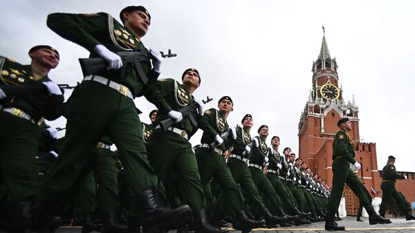 Курсанты на Красной площади в Москве перед началом военного парада  - Sputnik Беларусь