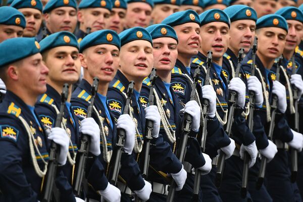 Военнослужащие воздушно-космических войск на военном параде в честь 76-й годовщины Победы. - Sputnik Беларусь
