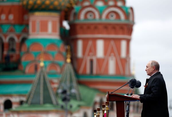 Верховный главнокомандующий вооруженными силами РФ Владимир Путин выступает на Красной площади. - Sputnik Беларусь