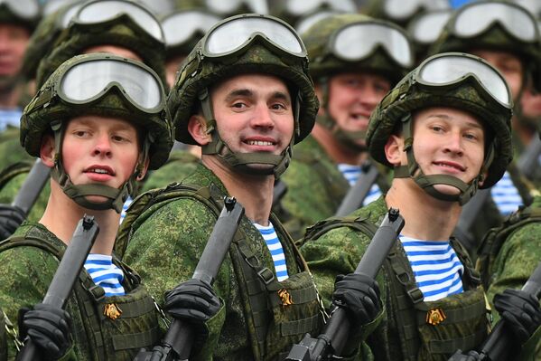 Военнослужащие воздушно-десантных войск на военном параде в честь 76-й годовщины Победы.  - Sputnik Беларусь