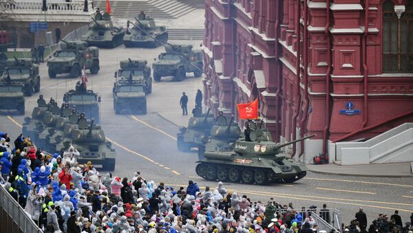 Танки Т-34-85 на военном параде в честь 76-й годовщины Победы в Великой Отечественной войне - Sputnik Беларусь