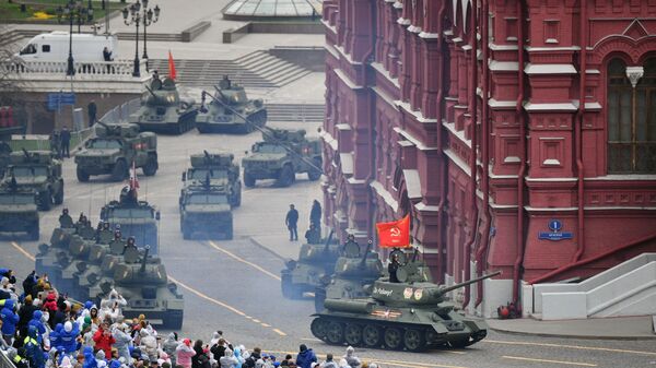 Танки Т-34-85 на военном параде в честь 76-й годовщины Победы в Великой Отечественной войне - Sputnik Беларусь