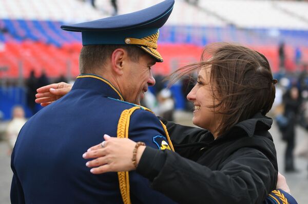 Военнослужащий с девушкой танцуют после окончания военного парада в Москве.  - Sputnik Беларусь