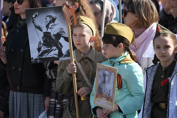 На мероприятиях в Брестской крепости было много детей и молодежи. - Sputnik Беларусь