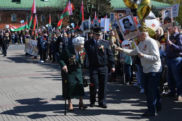Затем прошел небольшой митинг, посвященный годовщине Победы в Великой Отечественной войне.  - Sputnik Беларусь