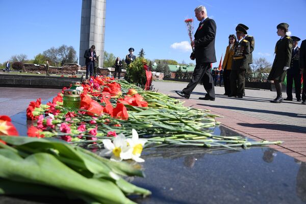 Руководство города и области вместе с почетными жителями и гостями возложили цветы к Вечному огню.  - Sputnik Беларусь