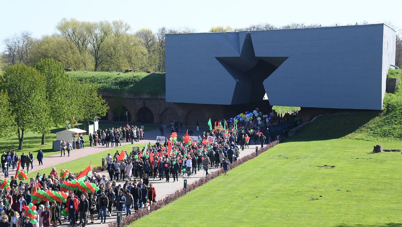 С торжественным маршем и салютом: как Брест отметил День Победы -  09.05.2021, Sputnik Беларусь