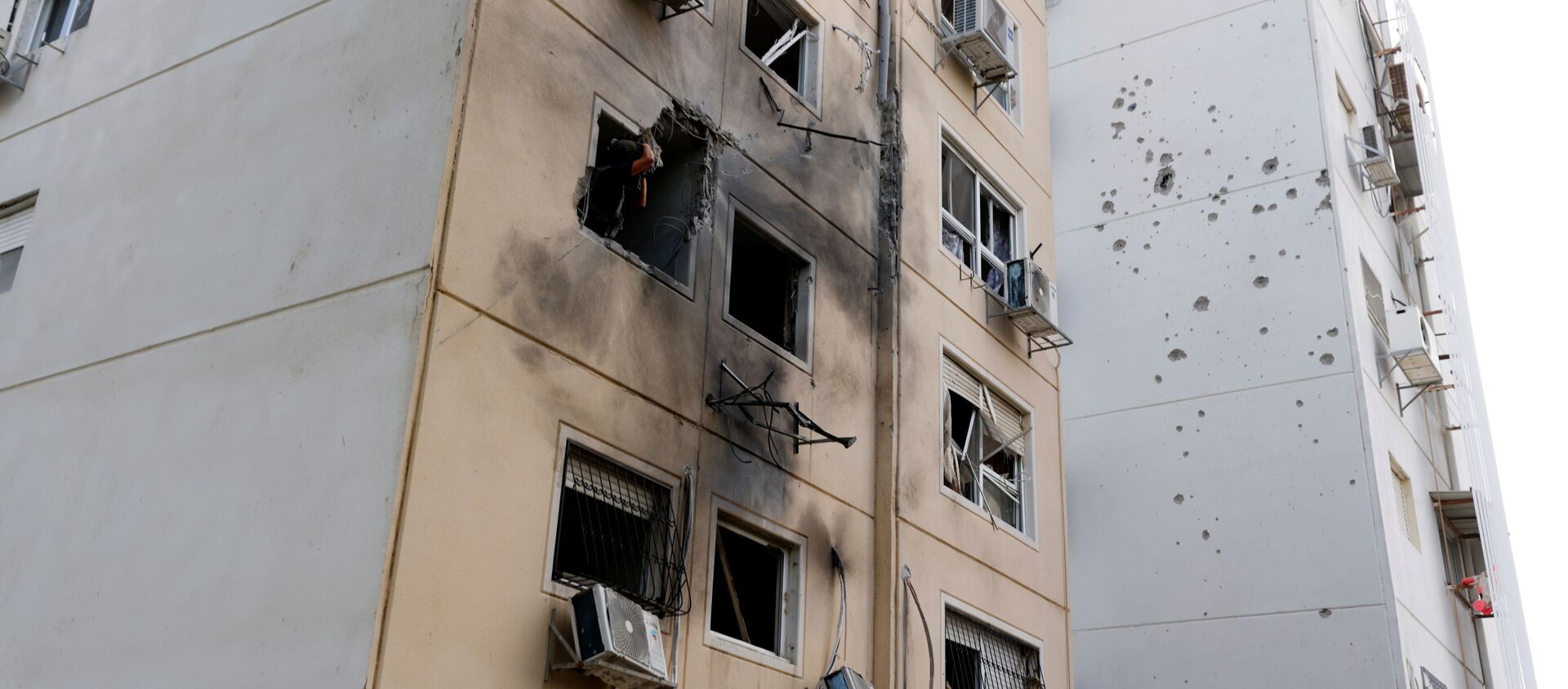Дом в Ашкелоне, на юге Израиля, был поврежден после попадания в него ракеты, запущенной из сектора Газа  - Sputnik Беларусь, 1920, 11.05.2021