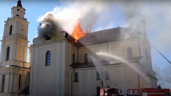 Как тушили пожар в Будславском костеле – видео - Sputnik Беларусь