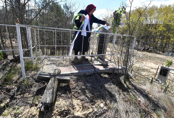Каждый год в отселенные деревни тридцатикилометровой зоны около Чернобыля в Радуницу разрешено посещение кладбищ без пропуска. - Sputnik Беларусь