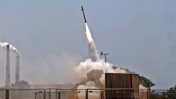 Израильская система противовоздушной обороны Железный купол перехватывает ракеты, запущенные из сектора Газа - Sputnik Беларусь