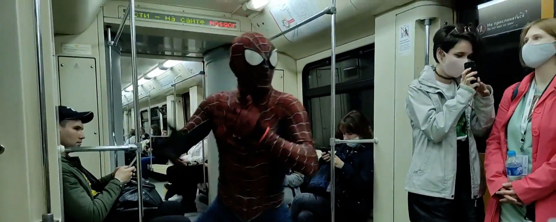 Видеофакт: Человек-паук прокатился в московском метро  - Sputnik Беларусь, 1920, 14.05.2021