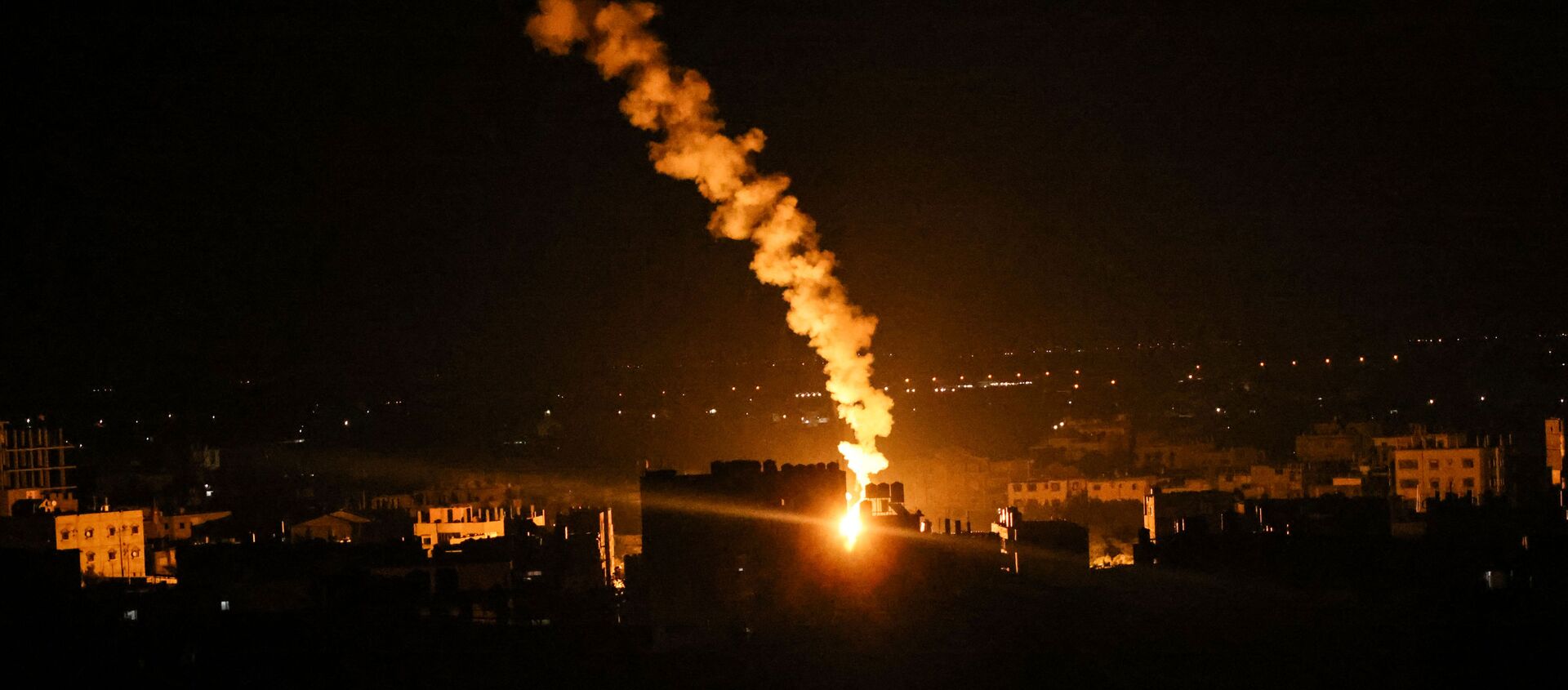 Сигнальные ракеты израильских сил освещают небо в Рафахе на юге сектора Газа - Sputnik Беларусь, 1920, 16.05.2021