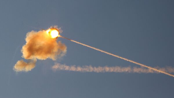 Израильская противоракетная система Железный купол перехватывает ракету, запущенную из сектора Газа - Sputnik Беларусь