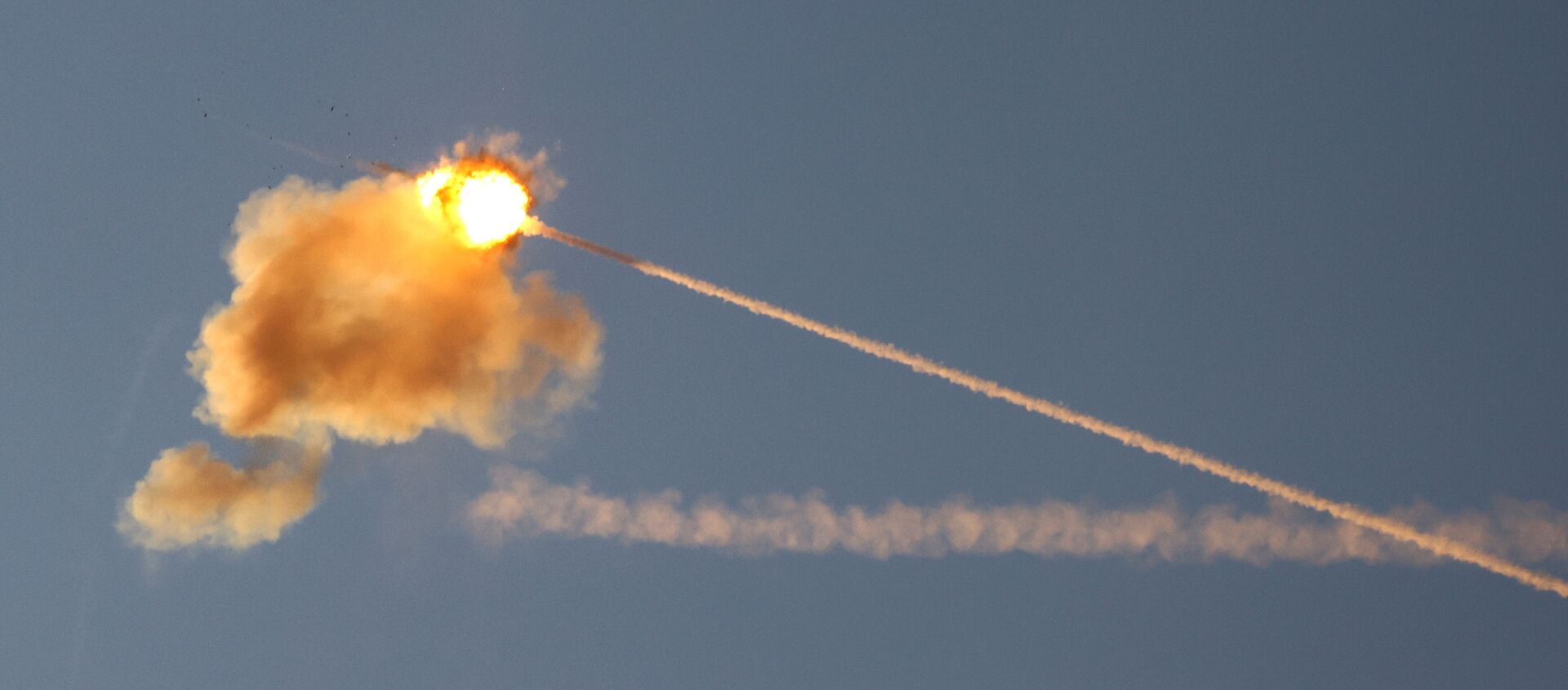 Израильская противоракетная система Железный купол перехватывает ракету, запущенную из сектора Газа - Sputnik Беларусь, 1920, 18.05.2021
