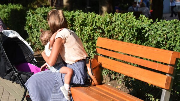 Девушка с ребенком - Sputnik Беларусь