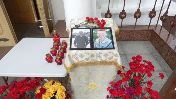 Жители Барановичей несут цветы и свечи в храм святых Жен – Мироносиц, чтобы почтить память погибших военных летчиков - Sputnik Беларусь
