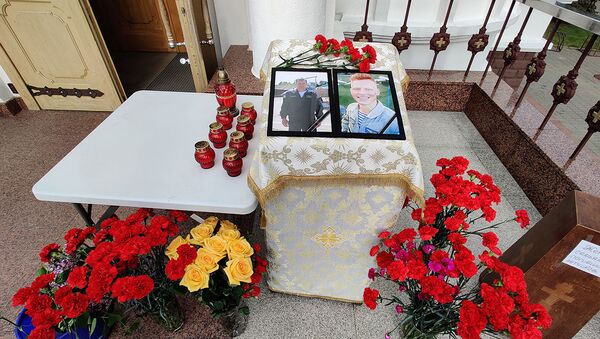 Жители Барановичей несут цветы к храму, в память о погибших пилотах - Sputnik Беларусь