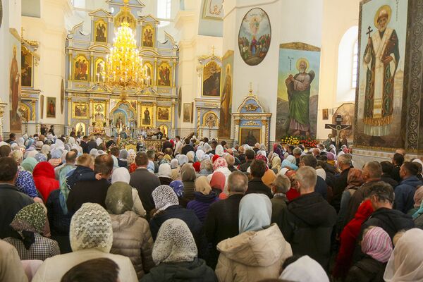 На торжества в честь Жировичской иконы традиционно приезжают много верующих. - Sputnik Беларусь