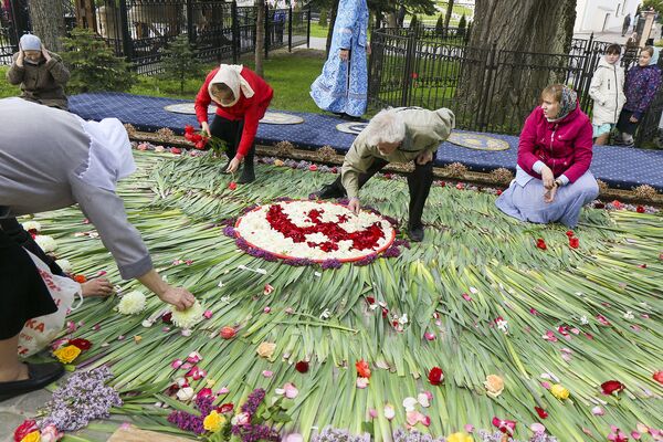 Верующие каждый год во время праздника устилают дорогу к храму цветами. - Sputnik Беларусь