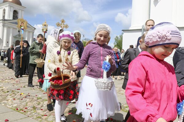 Впереди крестного хода идут дети, посыпающие дорогу лепестками цветов. - Sputnik Беларусь