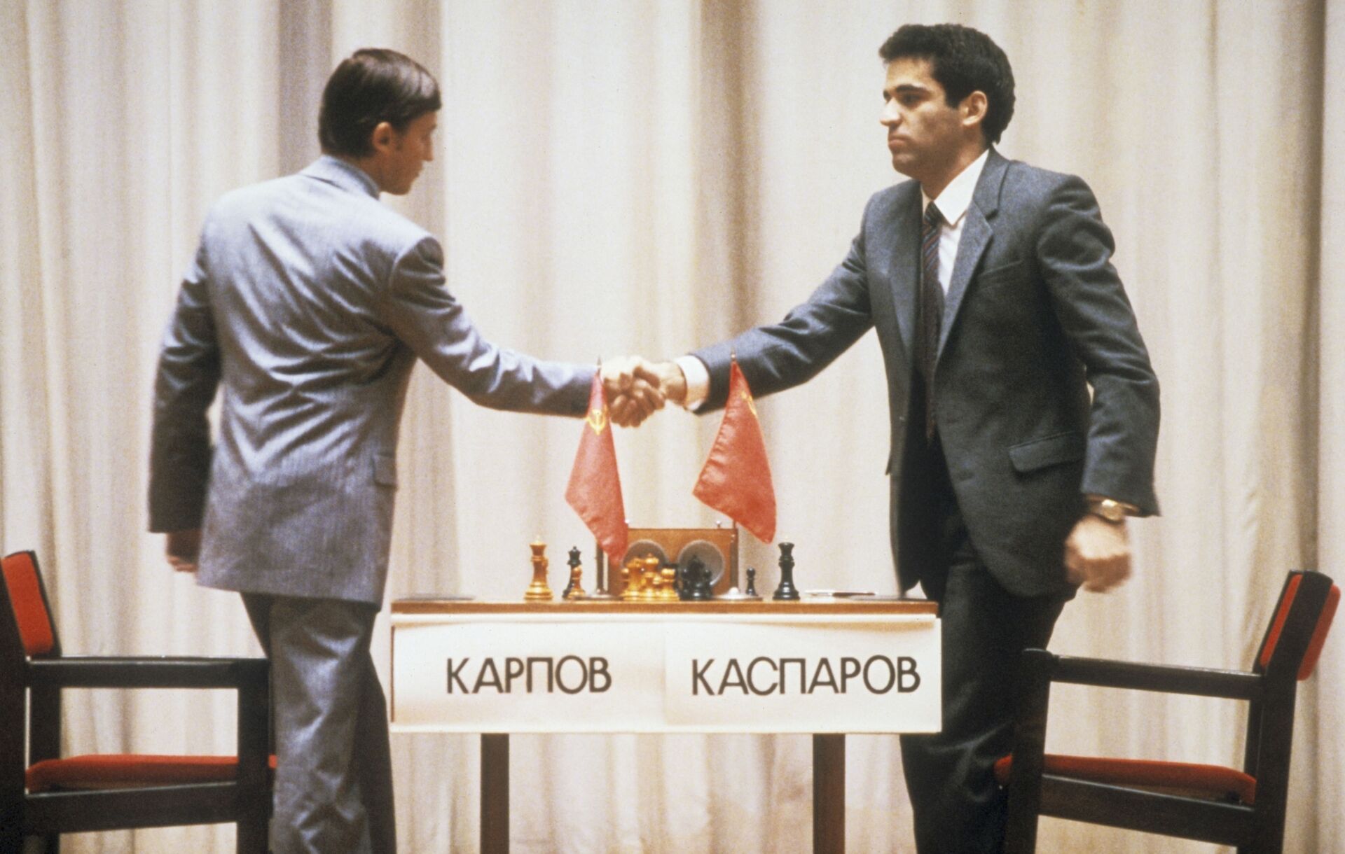 II матч за звание чемпиона мира по шахматам между Гарри Каспаровым и Анатолием Карповым (слева), 1985 год. Каспаров выиграл со счетом 13:11 - Sputnik Беларусь, 1920, 29.06.2021