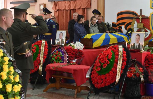 Прощание с погибшими при крушении учебно-боевого самолета Як-130 летчиками прошло в Лиде. - Sputnik Беларусь