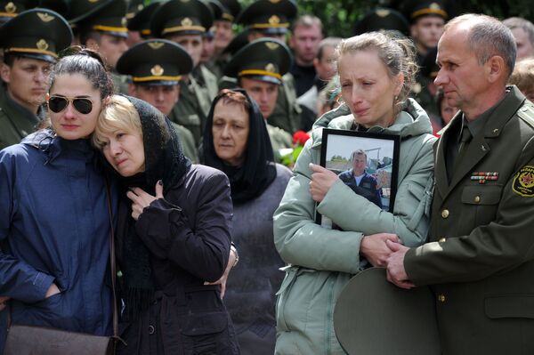 Церемония прощания прошла на территории войсковой части, в которой служили Андрей Ничипорчик и Никита Куконенко. - Sputnik Беларусь