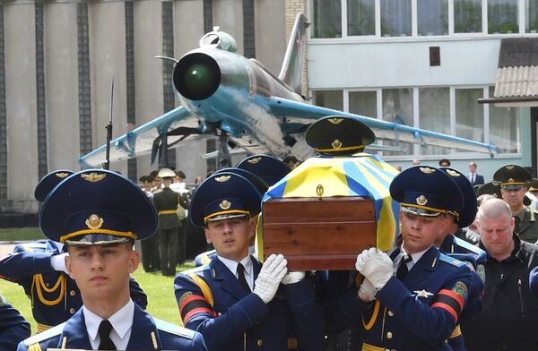 Ничипорчик и Куконенко в день своей гибели летели в Барановичи, чтобы почтить память летчика Владимира Карвата, который 25 лет назад погиб в катастрофе истребителя Су-27. - Sputnik Беларусь