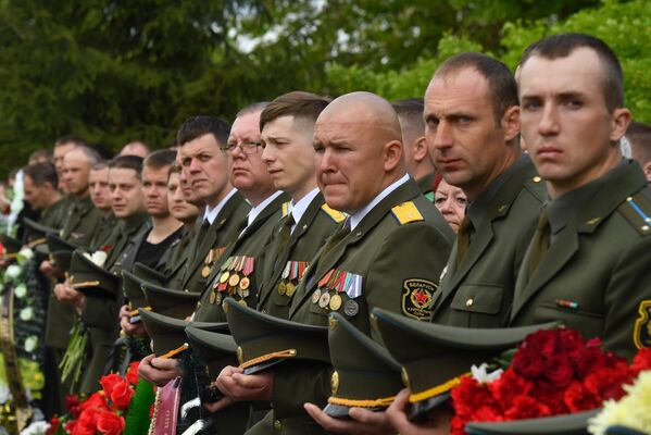 Даже военнослужащие не могли сдержать слез при прощании с погибшими летчиками. - Sputnik Беларусь