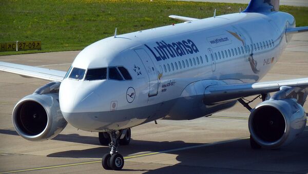 Самолет компании Lufthansa , архивное фото - Sputnik Беларусь