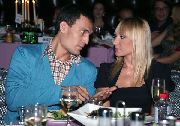А в 2005 году Кристина Орбакайте вышла замуж за бизнесмена Михаила Земцова, они счастливы до сих пор вместе. - Sputnik Беларусь