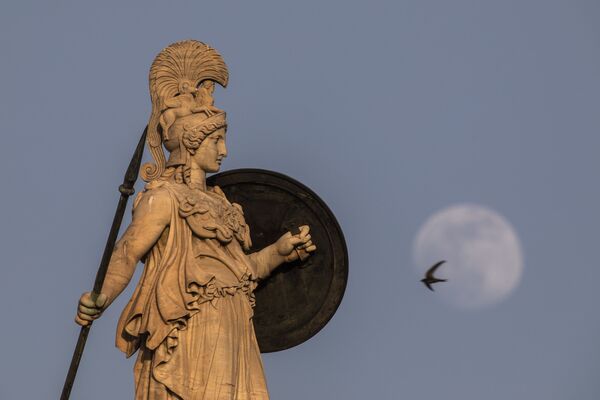 Месяц бачны за статуяй старажытнагрэчаскай багіні Афіны над будынкам Афінскай акадэміі ў Грэцыі. - Sputnik Беларусь