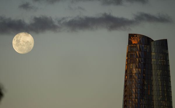 Луна поднимается над башней Барангару в Сиднее. - Sputnik Беларусь