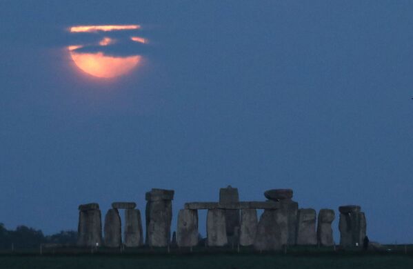 Полная луна над Стоунхенджем недалеко от Эймсбери, Великобритания. - Sputnik Беларусь