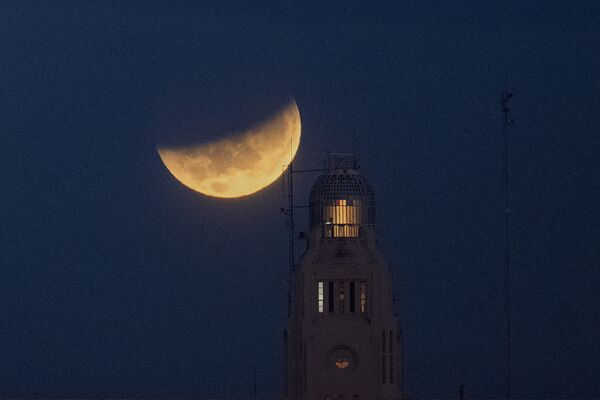 Лунное затмение над Монтевидео, Уругвай.  - Sputnik Беларусь