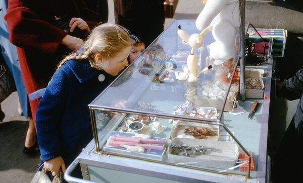 Девочка рассматривает прилавок в магазине, 1964 год. - Sputnik Беларусь