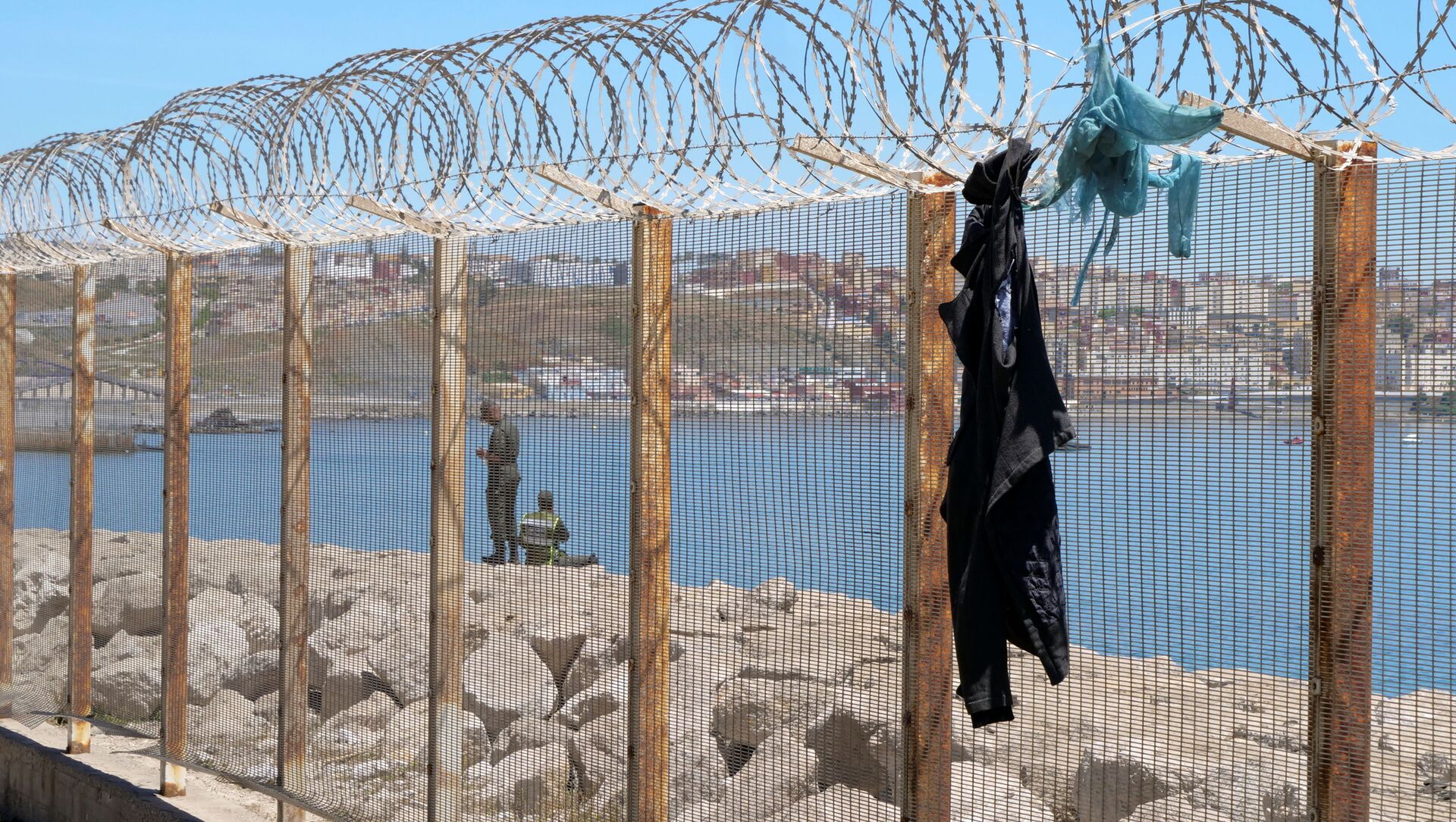 Одежда висит на заборе в Фнидеке, недалеко от испанского анклава Сеута, в Марокко - Sputnik Беларусь, 1920, 25.06.2021