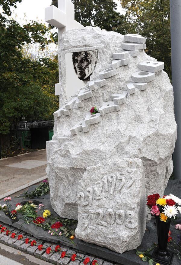 Памятник Александру Абдулову на Ваганьсковском кладбище в Москве, огромный белый камень для монумента весом более 10 тонн был специально привезен из Карелии. - Sputnik Беларусь