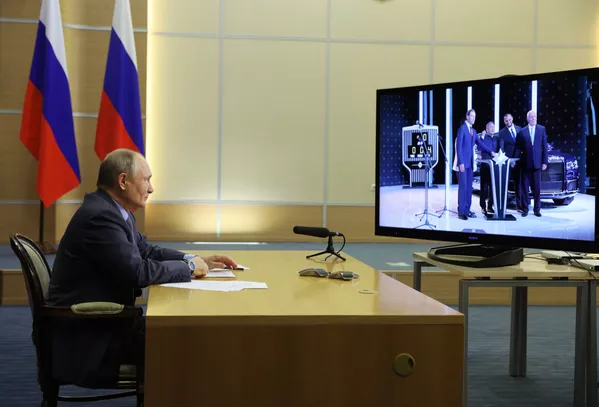 В церемонии запуска конвейерной линии по производству седанов премиум-класса принял участие президент России Владимир Путин - по видеосвязи. В церемонии запуска конвейерной линии по производству седанов премиум-класса принял участие президент России Владимир Путин - по видеосвязи. - Sputnik Беларусь