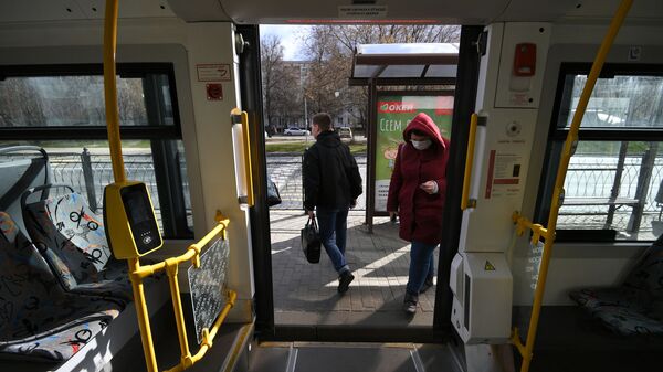 Пассажиры у входа в салон городского автобуса  - Sputnik Беларусь