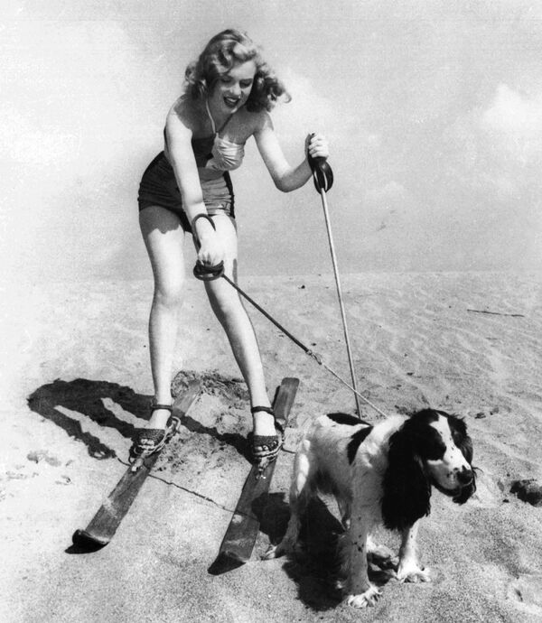 Старлетка Мэрилин Монро на пляже со своей собакой Рюффлс, 1947 год. Мэрилин очень любила собак. - Sputnik Беларусь