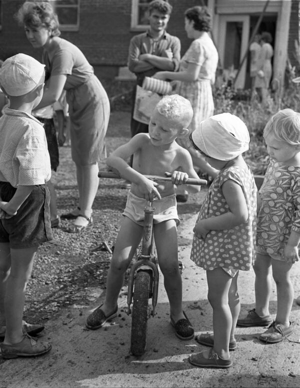 На детской площадке во дворе поселка строителей Саяно-Шушенской ГЭС, 1965 год. - Sputnik Беларусь