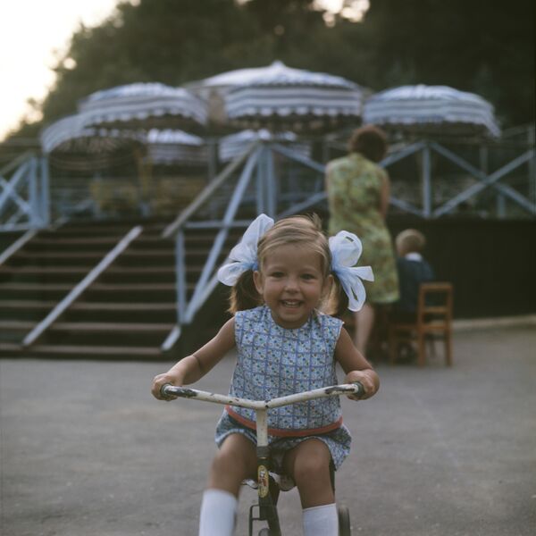 База отдыха Заполярье, 1971 год. Маленькая отдыхающая на велосипеде. - Sputnik Беларусь
