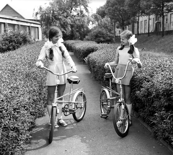 Литовские девочки с подростковыми велосипедами Витурелис, 1975-й. - Sputnik Беларусь