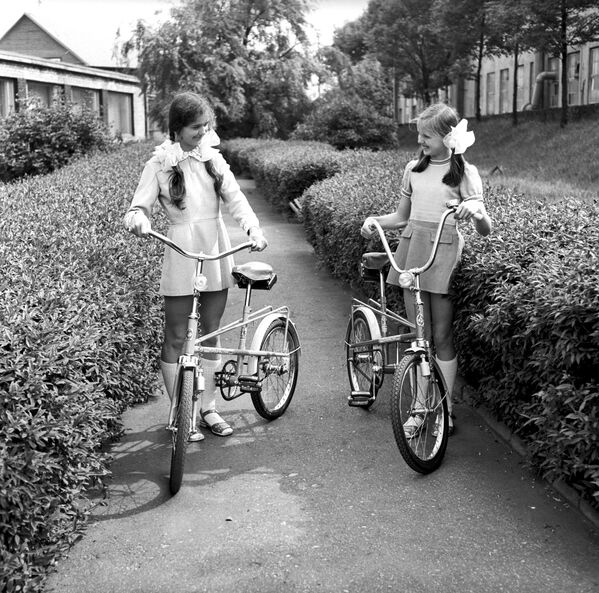 Літоўскія дзяўчынкі з падлеткавымі роварамі Вітурэліс, 1975-ы. Літоўскія дзяўчынкі з падлеткавымі роварамі Вітурэліс, 1975-ы. - Sputnik Беларусь