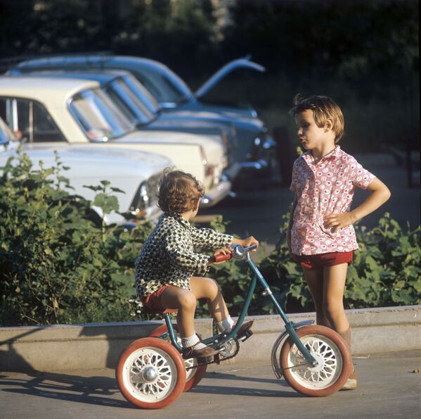 Дети катаются на велосипеде в Москве, 1975-й. - Sputnik Беларусь